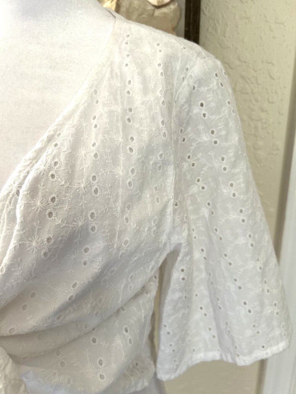 NWOT Roxy Long Escape White Eyelet Front Tie Top - Picture 4 of 6